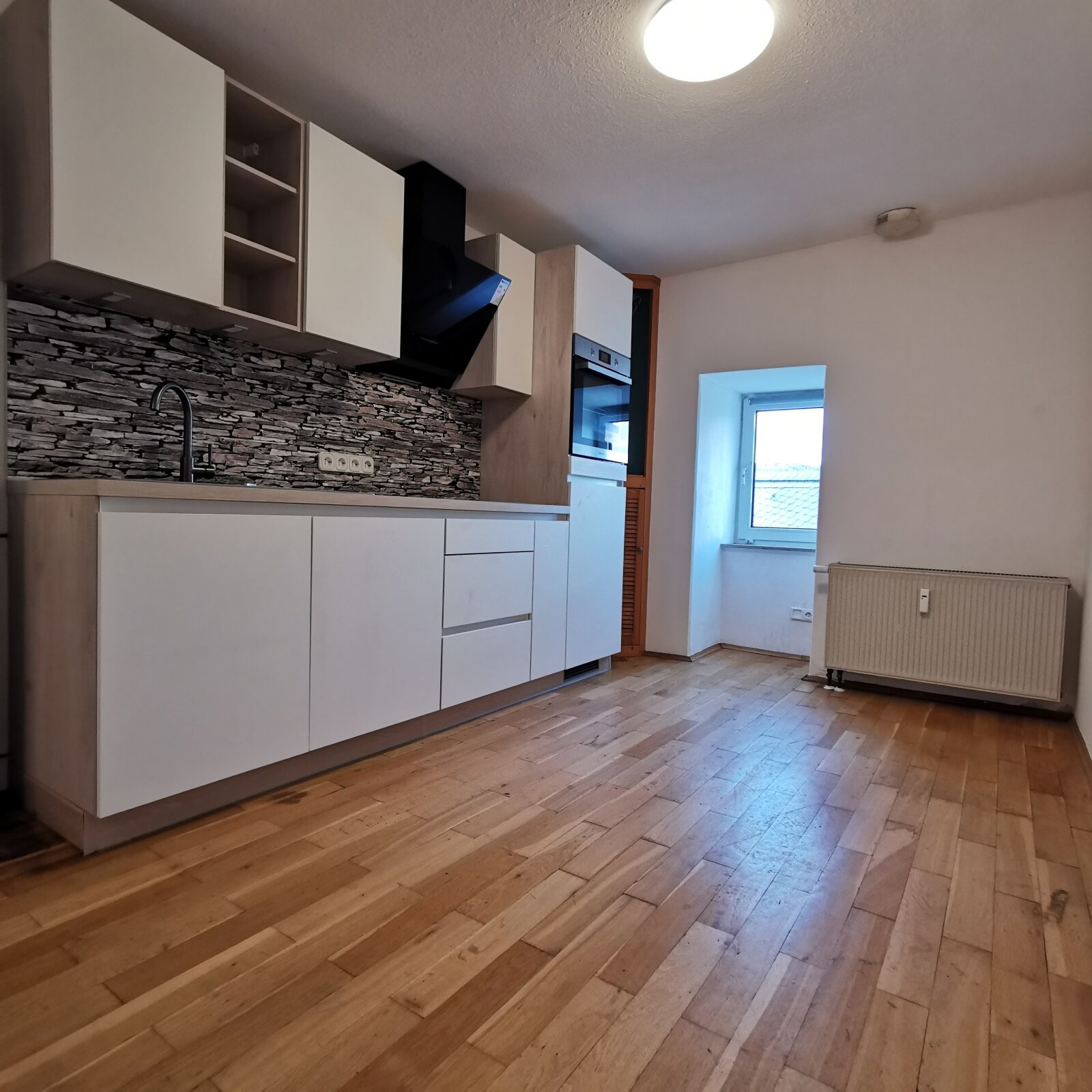 Küche mit Einbauküche